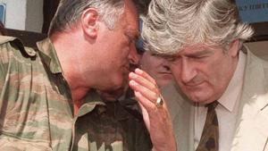 Ratni zločinac Ratko Mladić danas umro, a njegovo ime skandiraju u centru Evrope